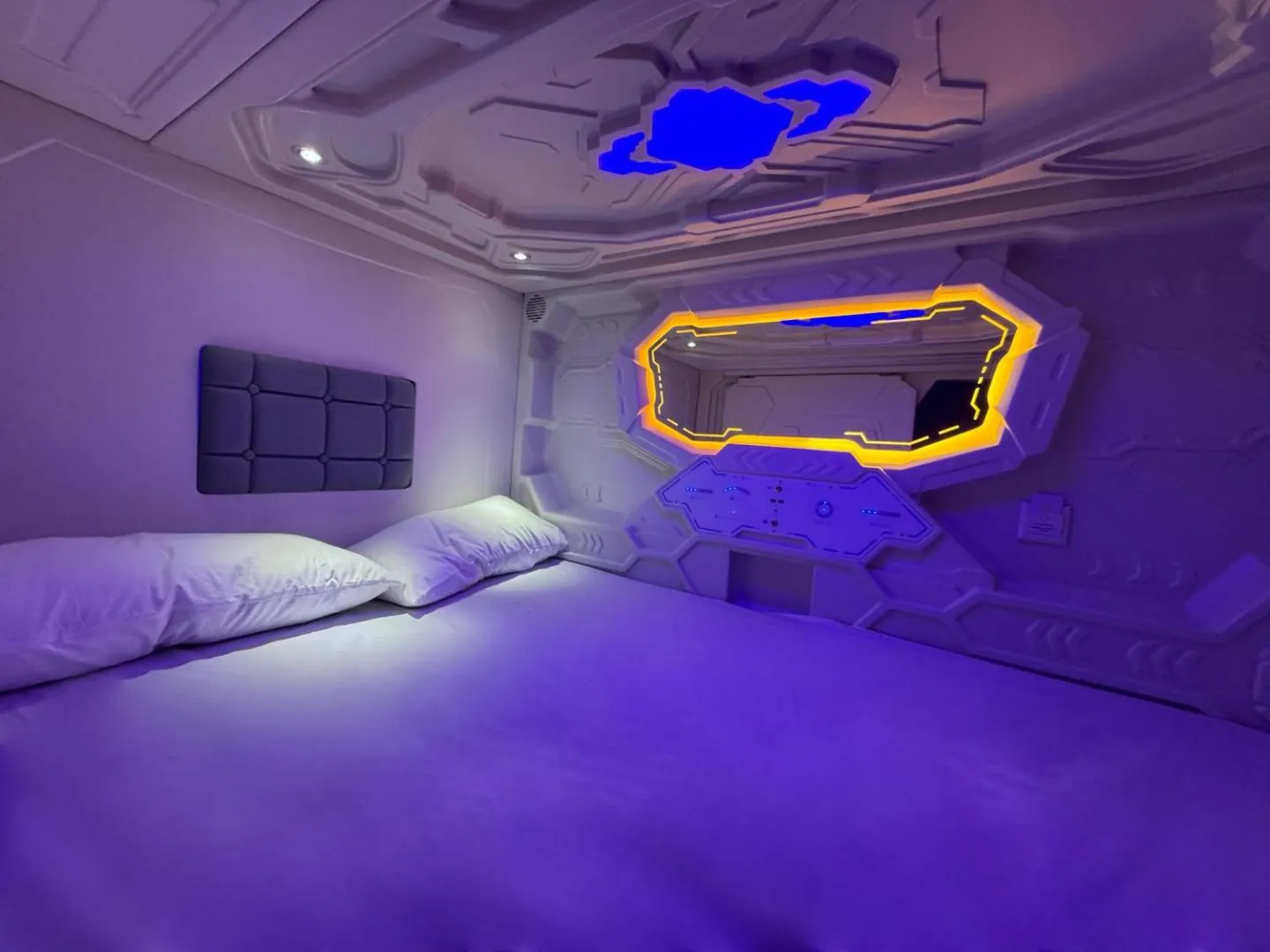 Hostel Space Capsule 18